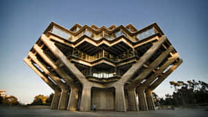 一座巨大的混凝土建築，在暮色天空下帶有玻璃陽台。 — 天際線 壁紙