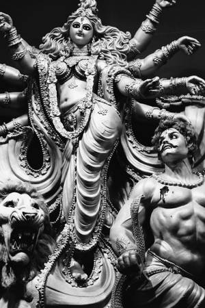 印度教女神杜爾迦與獅子和信徒的黑白雕像。 — Maa Durga 壁紙