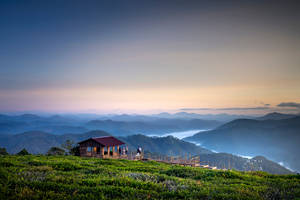 黎明時分俯瞰薄霧山巒的山丘木屋 — 丘陵景觀 壁紙
