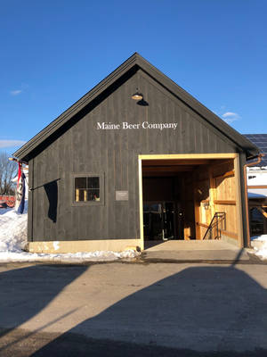 深色木製啤酒廠建築，地面有雪，天空清澈湛藍。 — 啤酒 壁紙