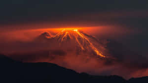 火山爆發，熔岩在夜間沿山坡流下。 — 山景 壁紙