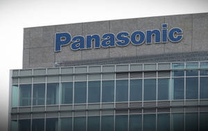 Panasonic 企業建築，配有玻璃窗和灰色石牆。 — 日產Skyline GTR R33壁紙