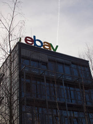 eBay企業大樓，玻璃外牆，冬季光禿的樹木。 — Off white 標誌 壁紙