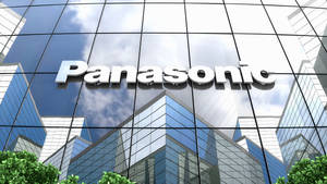 帶有Panasonic標誌的玻璃企業建築，反射天空和雲朵。 — 日產Skyline GTR R33壁紙