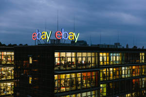 Ebay 總部大樓夜景，窗戶亮燈，色彩繽紛的標誌。 — eBay 壁紙