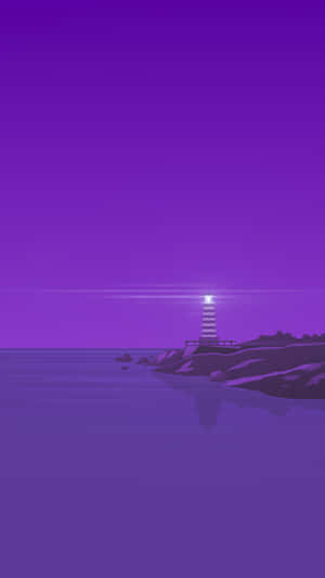 燈塔在紫色調的海岸夜晚發光，水面平靜倒映。 — 淺紫色系美學 壁紙