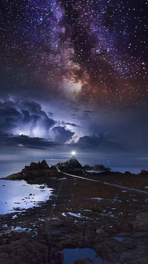 燈塔在岩石海岸上發光，星空下 — 星星 壁紙
