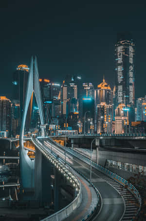 夜晚一座彎曲的發光橋樑，背後是發光的城市天際線。 — POCO Pad X1 壁紙