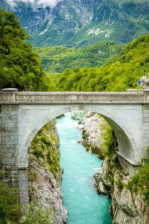 山峽中碧綠河流上的石拱橋 — 塔橋 壁紙