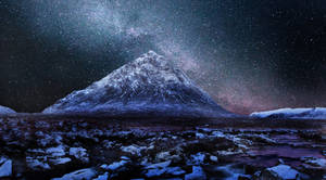 積雪的山峰在星空下，銀河系清晰可見 — 雪景 GIF 壁紙