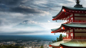 紅色塔樓俯瞰富士山穿過霧雲，下方是城市。 — 東京喰種風格 壁紙