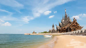 沙灘上的木造寺廟，有海洋和天空 — 海灘 壁紙