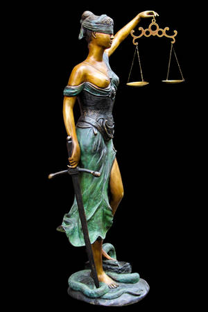 手持天秤和劍、站在盤繞的蛇上的正義女神青銅雕像。 — 天秤座 壁紙