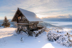 日出時雪山上木屋與山谷景觀 — 奧地利 壁紙