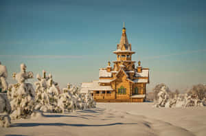 在晴朗的藍色冬日天空下，被雪覆蓋的木製教堂。 — 莫斯科 壁紙