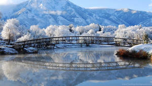 冬季河流上的雪橋與山脈倒影 — 冬季風景 壁紙