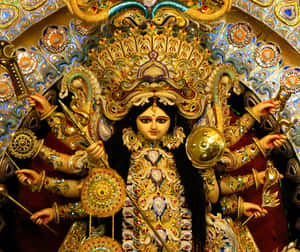 印度教女神杜爾迦的詳細雕像，有多隻手臂和武器。 — Maa Durga 壁紙