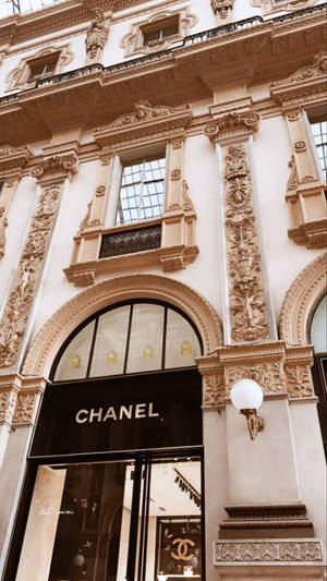 Chanel 精品店位於裝飾華麗的米色建築內，雕刻精細。 — 香奈兒 壁紙