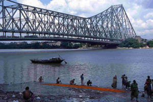 河上的鋼橋，有船和人靠近河岸 — 塔橋 壁紙