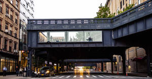 黃昏時分城市街道上的鋼製高架火車橋，下方有行人和汽車。 — 紐約 壁紙