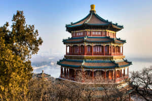 山丘上的紅綠寶塔，俯瞰湖泊和城市，夕陽西下 — 唐人街 壁紙