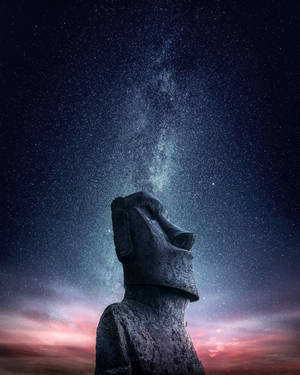 古老摩艾石像在星空夜空下，有銀河和粉紅雲彩。 — 4:5 壁紙