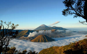 日落時分，火山峰聳立在雲海之上。 — 印尼 壁紙