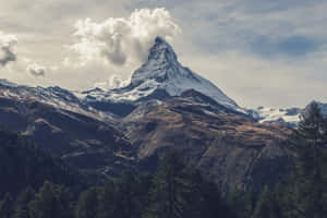 雪山峰頂，雲霧繚繞，下方森林 — 山景 壁紙