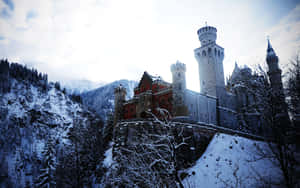 山上的雪城堡，有常青樹和多雲的天空。 — 城堡動畫 壁紙