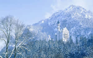 冬日森林中的雪城堡，背景是白雪覆蓋的山峰。 — 城堡動畫 壁紙