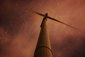 星空橙色夜空下的風力渦輪機 — 能量 壁紙