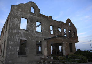 廢棄混凝土建築，窗戶破損，暮色中 — 藍天 壁紙