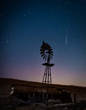 星空下風車剪影與流星 — 美麗的夜晚 壁紙