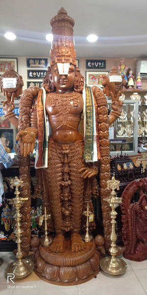 在宗教工藝品店中展示的大型木雕印度教神像。 — 雕塑 壁紙