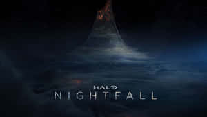 在星夜天空下，一座發光的巨石柱聳立於雲層之上，帶有 Halo Nightfall 文字。 — 最後一戰：無限 4K 壁紙