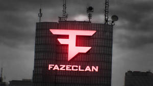 紅色Faze Clan標誌在陰天背景下照亮在高樓上。 — 簡約 壁紙