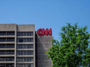 CNN大樓，紅色標誌與綠樹映襯藍天