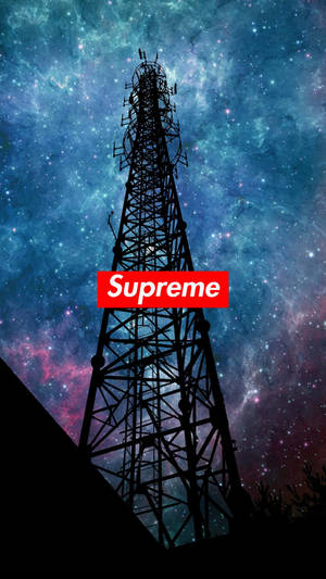 無線電塔的剪影，映襯著星空宇宙天空，帶有紅色的Supreme標誌。 — 酷炫星系 壁紙