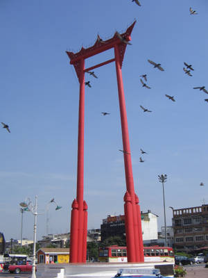 紅色巨型鞦韆紀念碑，鳥兒在城市環境中飛翔。 — 曼谷 壁紙
