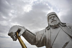 成吉思汗雕像在陰天下手持金色權杖 — 雲朵 GIF 壁紙