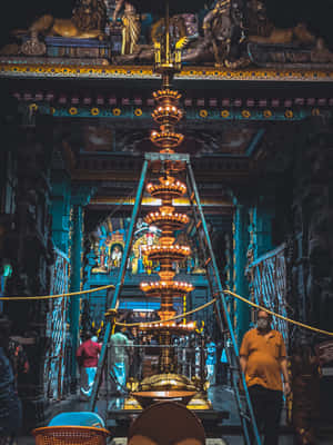 夜晚擁擠的印度寺廟中的金色儀式燈 — 2048x2732 壁紙