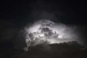 在繁星點點的夜空下，戲劇性的風暴雲被閃電照亮。 — 美學雲朵 壁紙