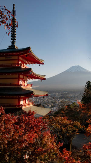 紅色寶塔、秋葉和遠方的富士山，日落時分。 — 日式 壁紙
