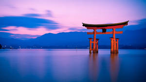 暮色中湖上的紅色鳥居，紫色天空和山脈背景 — 鳥居 壁紙