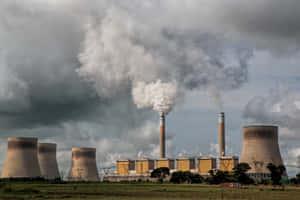 工業發電廠，冷卻塔向多雲的天空釋放蒸汽。 — 桌面 壁紙
