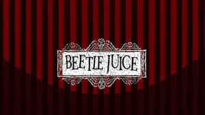 紅黑條紋窗簾上的 Beetlejuice 電影標題 — 陰間大法師 壁紙