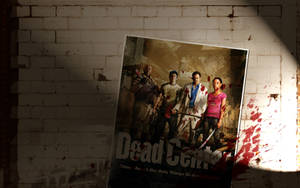 一張《Dead Center》的電子遊戲海報，顯示武裝倖存者在骯髒的磚牆上，帶有血跡。 — 惡力並進 壁紙