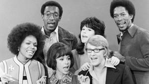 1970年代電視節目Soul Train的六位微笑演員在攝影棚中。 — 亞歷克斯·摩根 壁紙
