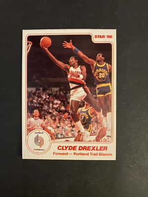 一張1986年復古NBA球星卡，展示Clyde Drexler在比賽中灌籃。 — 運動 壁紙