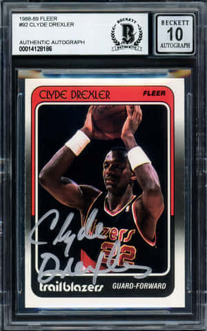 簽名版1988-89 Fleer Clyde Drexler籃球卡，置於保護殼中。 — 運動 壁紙